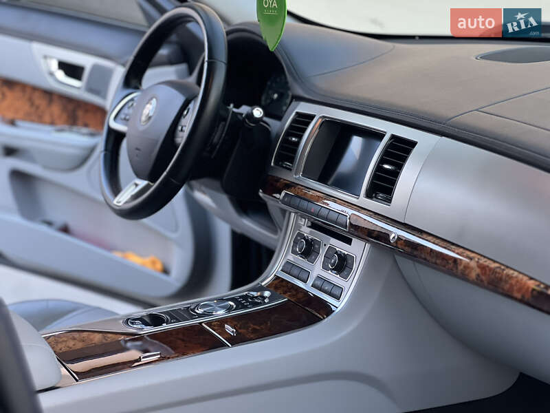 Седан Jaguar XF 2014 в Тернополі