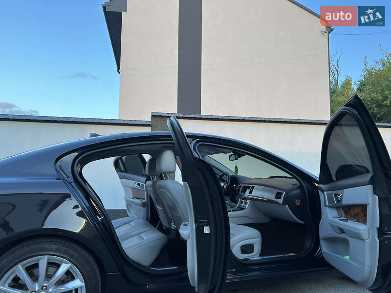 Седан Jaguar XF 2014 в Тернополі