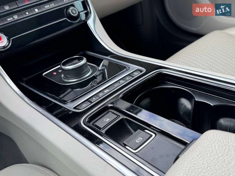 Седан Jaguar XF 2016 в Києві