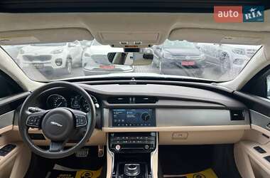 Седан Jaguar XF 2018 в 