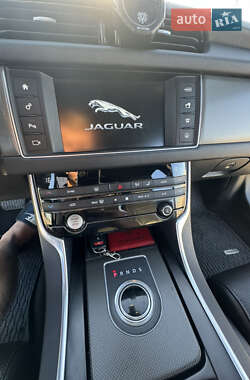 Седан Jaguar XF 2016 в 