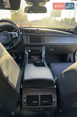 Седан Jaguar XF 2016 в 