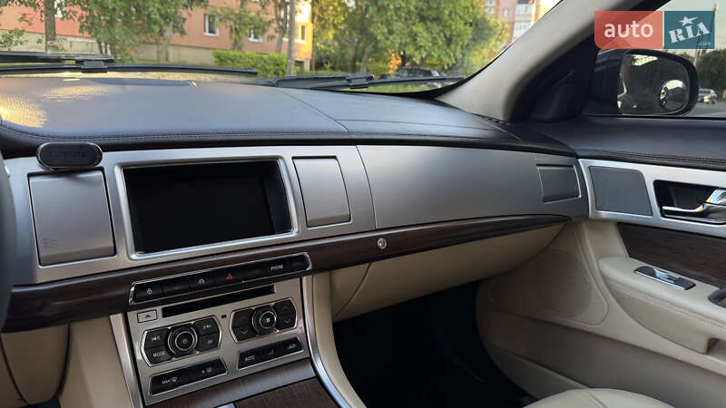 Седан Jaguar XF 2014 в Киеве