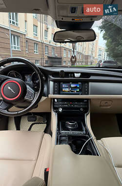 Седан Jaguar XF 2016 в 