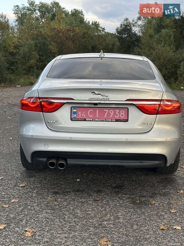 Седан Jaguar XF 2016 в Львове