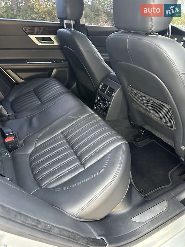 Седан Jaguar XF 2016 в Львове