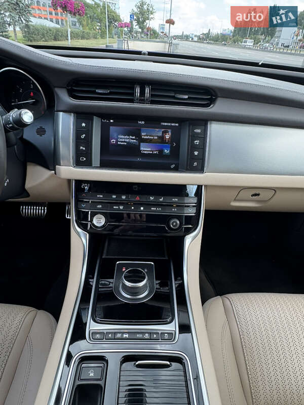 Седан Jaguar XF 2016 в Киеве фото 23 Седан Jaguar XF 2016 в Киеве