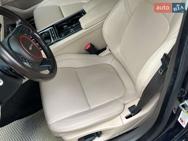 Седан Jaguar XF 2016 в Киеве