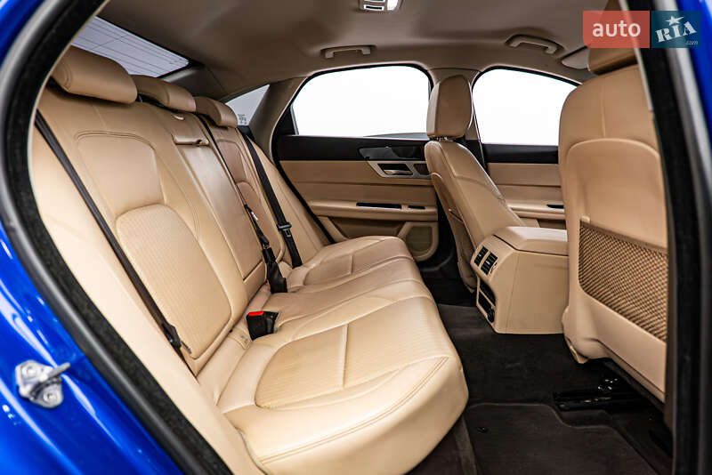 Седан Jaguar XF 2016 в Киеве