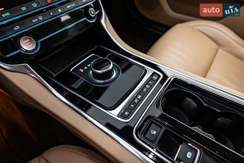 Седан Jaguar XF 2016 в Киеве