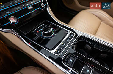 Седан Jaguar XF 2016 в 