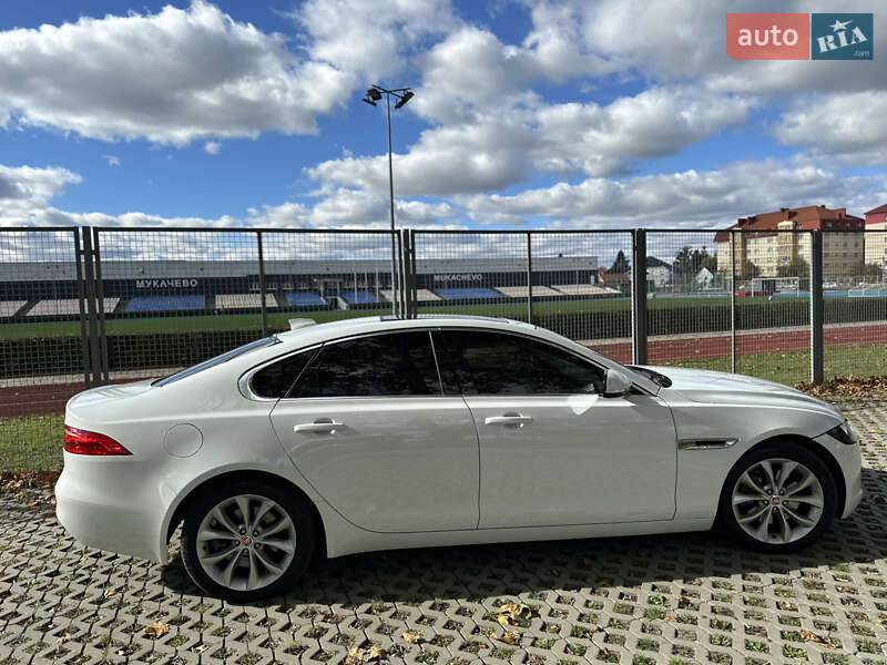 Седан Jaguar XF 2016 в Мукачево