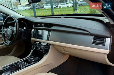 Седан Jaguar XF 2016 в  фото 40 Седан Jaguar XF 2016 в
