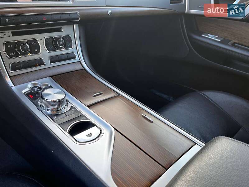 Седан Jaguar XF 2015 в Луцке