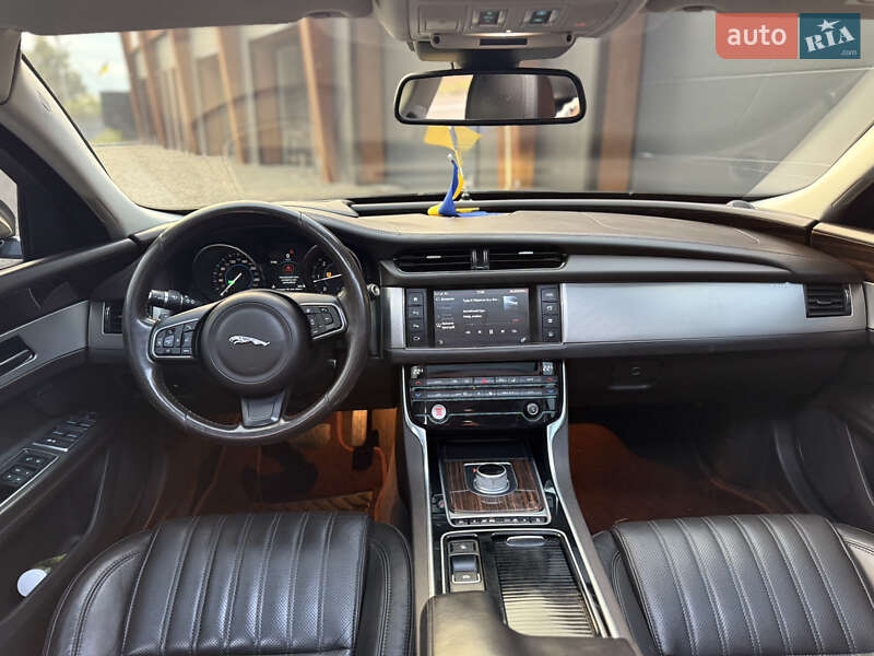 Седан Jaguar XF 2016 в Чернигове