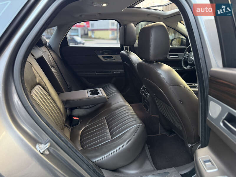 Седан Jaguar XF 2016 в Чернигове