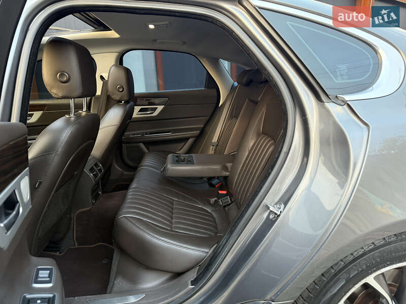 Седан Jaguar XF 2016 в Чернигове