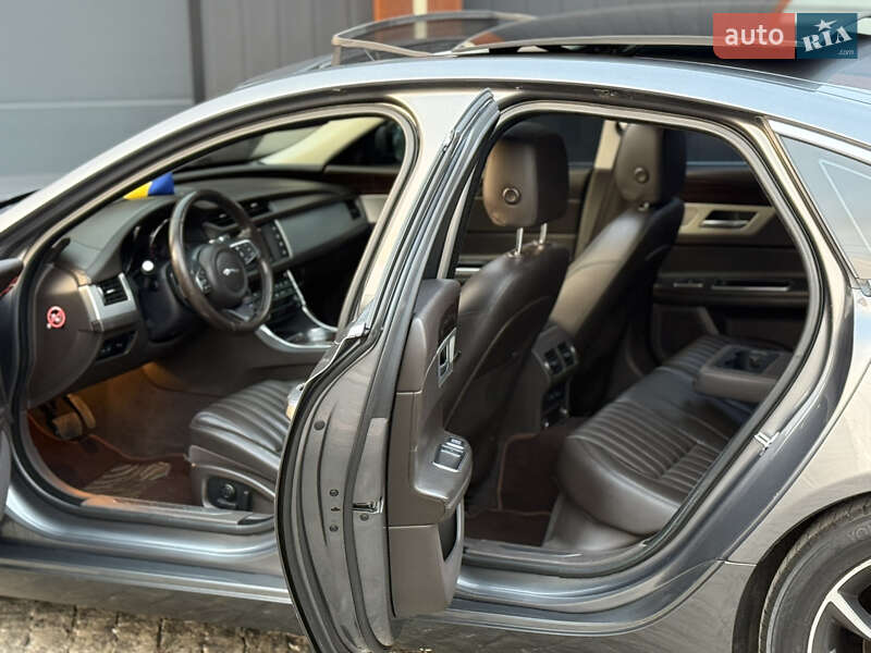 Седан Jaguar XF 2016 в Чернигове