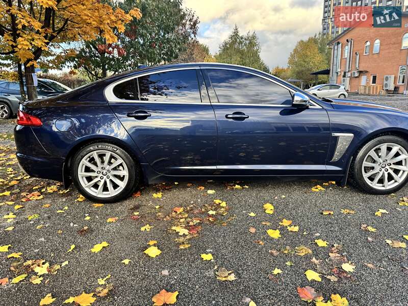 Седан Jaguar XF 2014 в Вишневому фото 8 Седан Jaguar XF 2014 в Вишневому