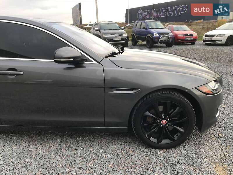 Седан Jaguar XF 2016 в Львове