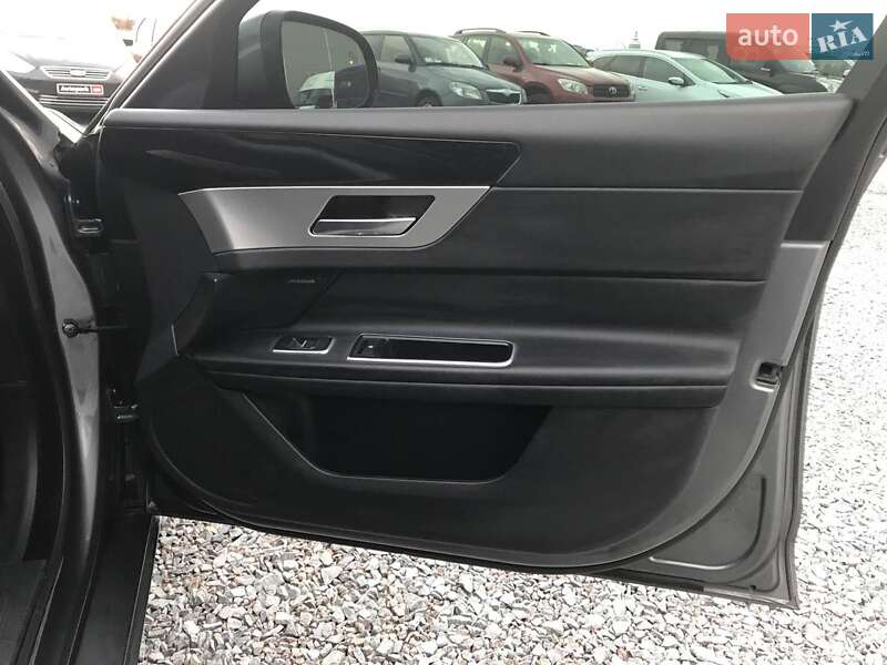 Седан Jaguar XF 2016 в Львове