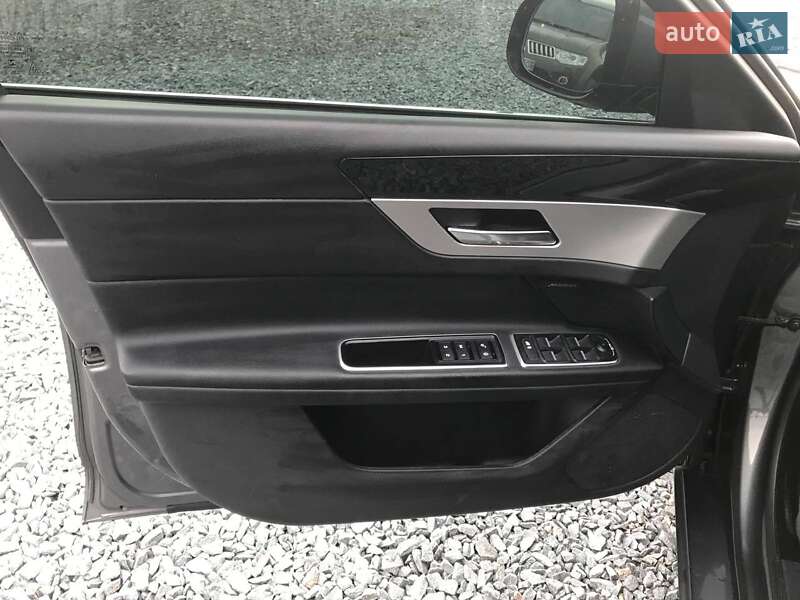 Седан Jaguar XF 2016 в Львове