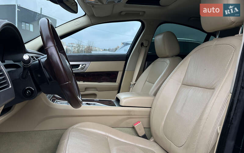 Седан Jaguar XF 2010 в Львове