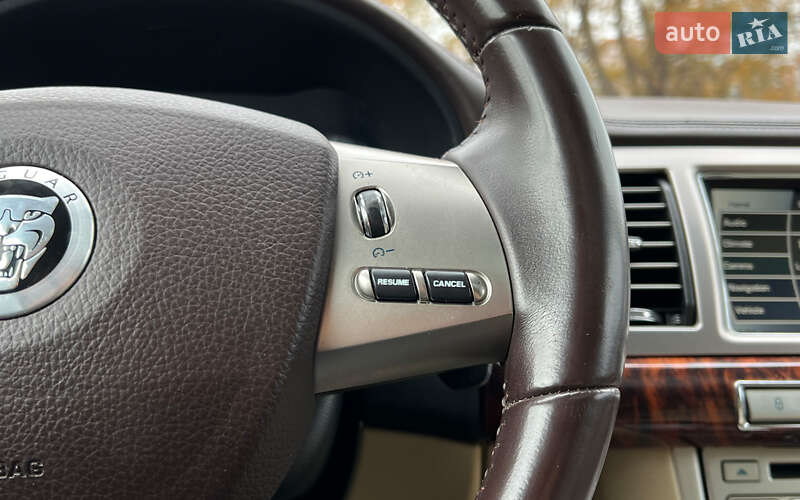 Седан Jaguar XF 2010 в Львове