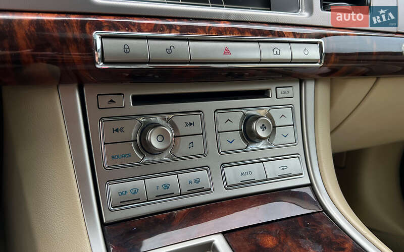 Седан Jaguar XF 2010 в Львове