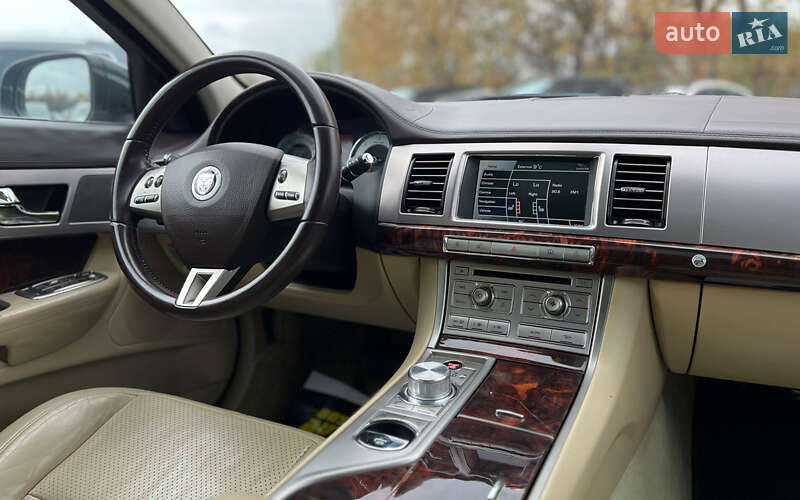Седан Jaguar XF 2010 в Львове