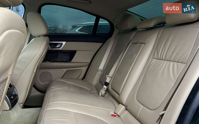 Седан Jaguar XF 2010 в Львове