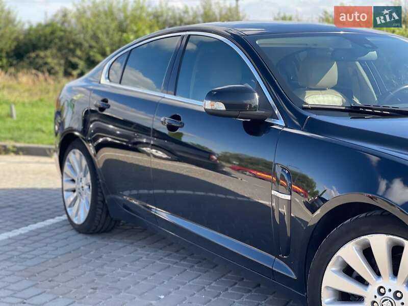 Седан Jaguar XF 2009 в Львове