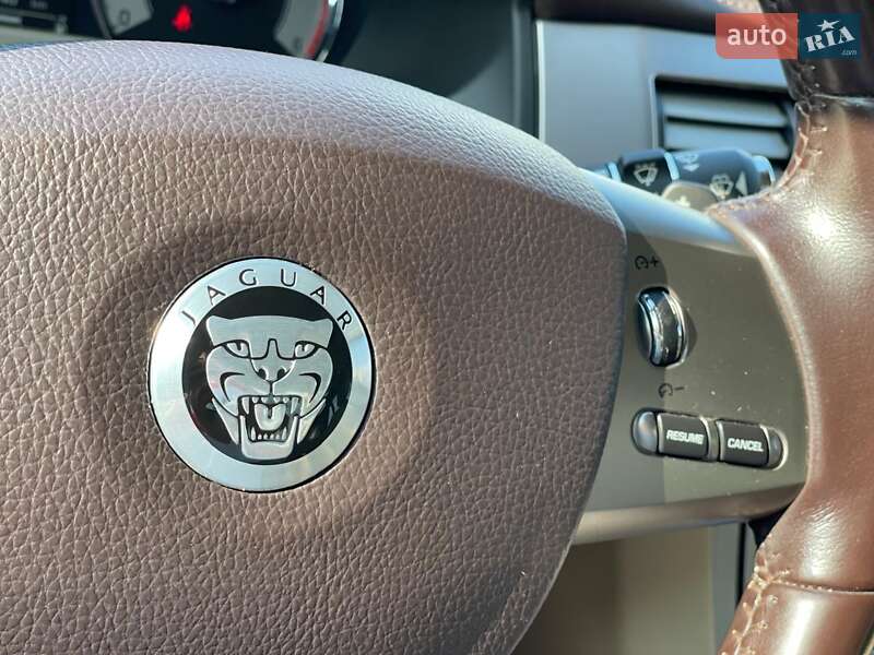 Седан Jaguar XF 2009 в Львове