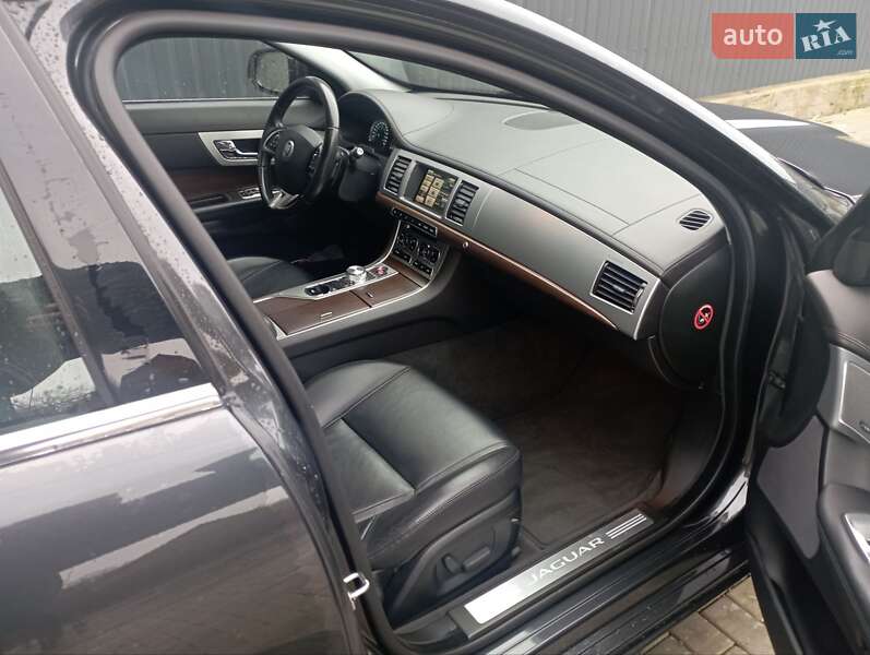 Седан Jaguar XF 2013 в Первомайську