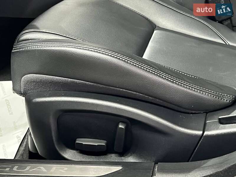 Седан Jaguar XF 2016 в Одесі