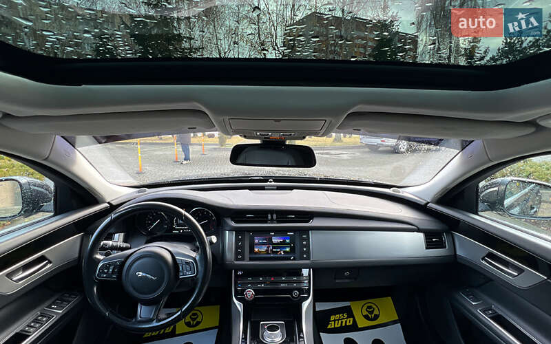 Седан Jaguar XF 2015 в Львове
