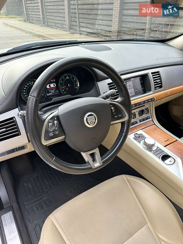Седан Jaguar XF 2012 в Киеве