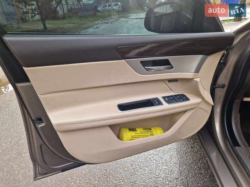 Седан Jaguar XF 2016 в Харкові