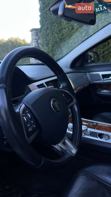 Седан Jaguar XF 2014 в Волочиську