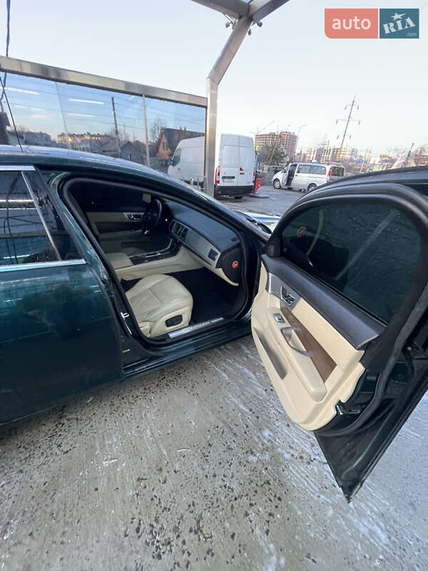 Седан Jaguar XF 2014 в Ивано-Франковске