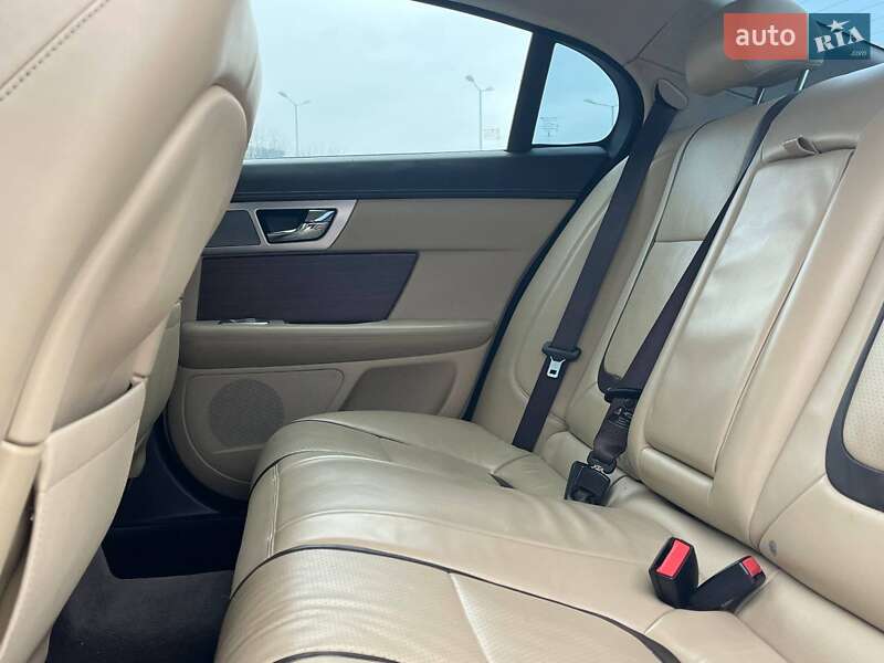 Седан Jaguar XF 2014 в Львове