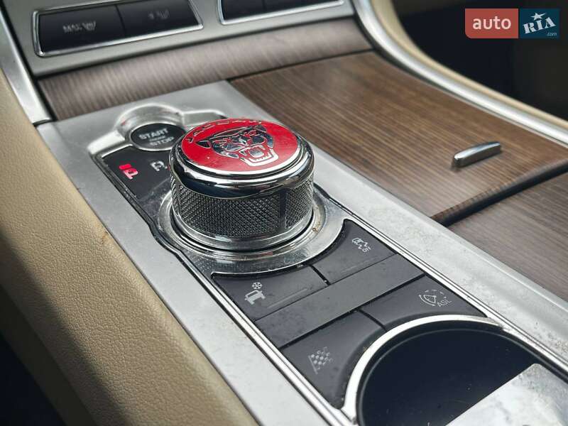 Седан Jaguar XF 2014 в Львове