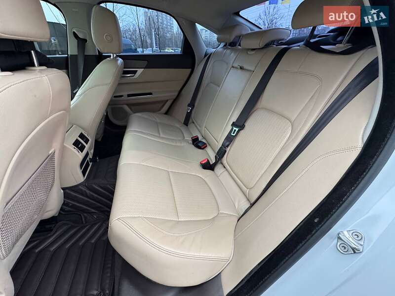 Седан Jaguar XF 2015 в Киеве