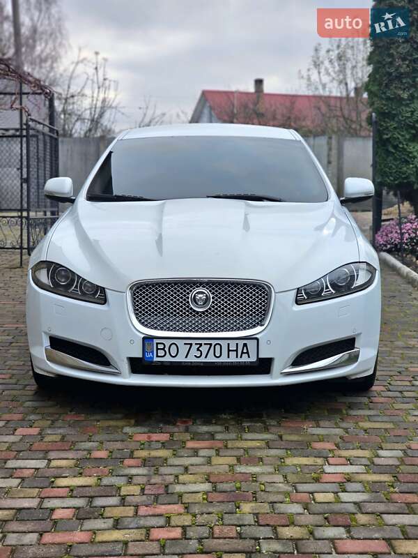 Седан Jaguar XF 2012 в Остроге