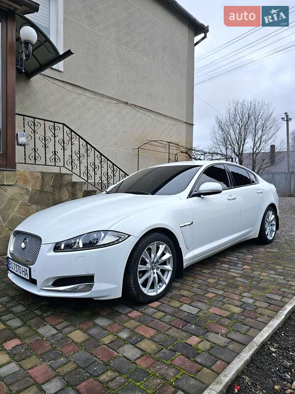 Седан Jaguar XF 2012 в Остроге