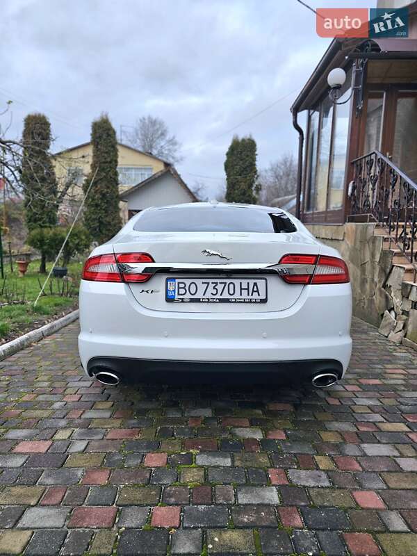 Седан Jaguar XF 2012 в Остроге