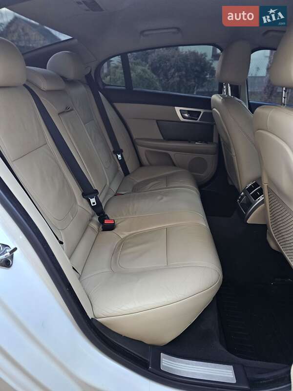 Седан Jaguar XF 2012 в Остроге