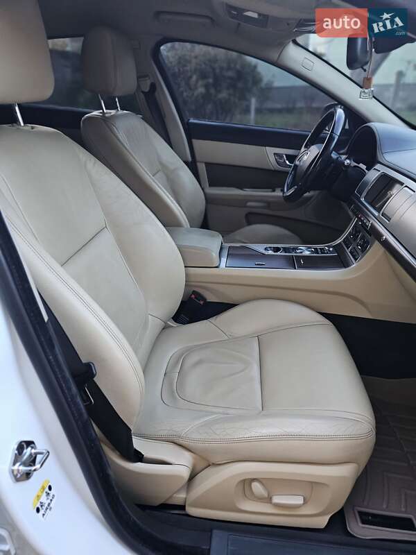 Седан Jaguar XF 2012 в Остроге