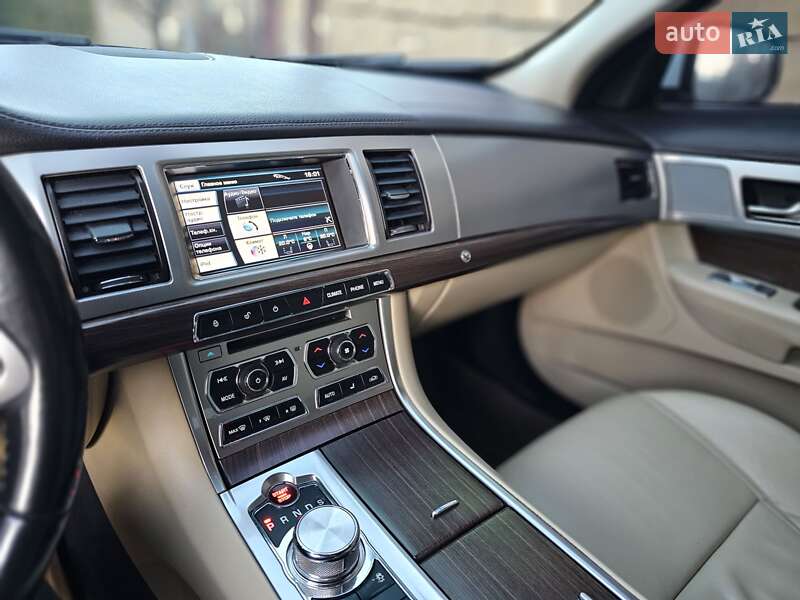 Седан Jaguar XF 2012 в Остроге