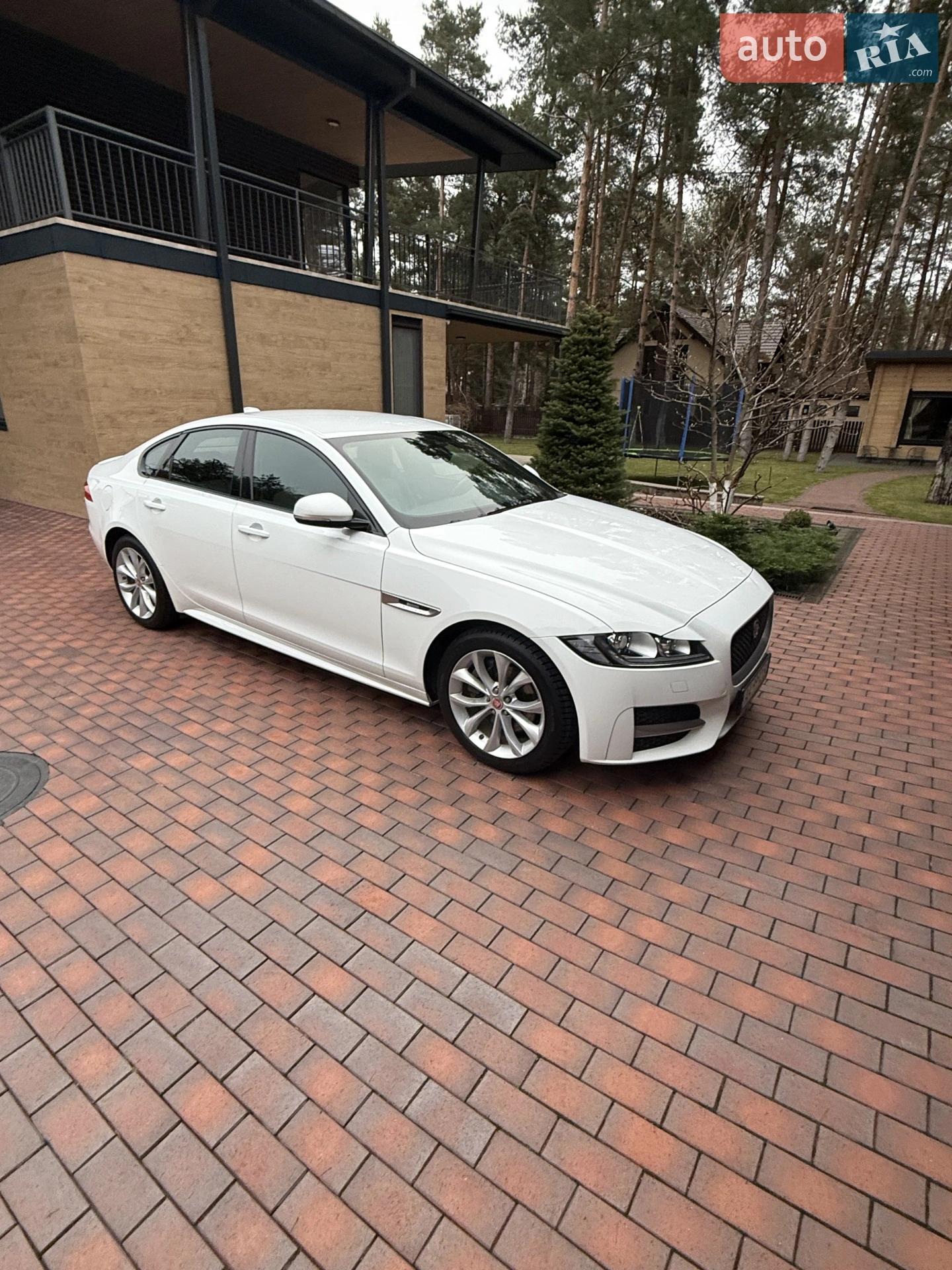 2017 Jaguar XF - мініатюра 2